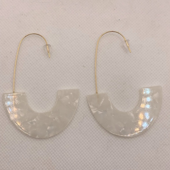 🎉 3 for $25 Pearlescent White Open Statement Earrings w/Hook Type Backing NWOT - Picture 5 of 7